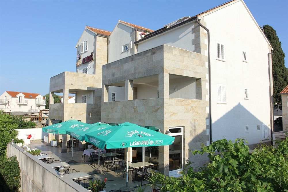 Downtown Private Rooms Mandic Supetar Bagian luar foto