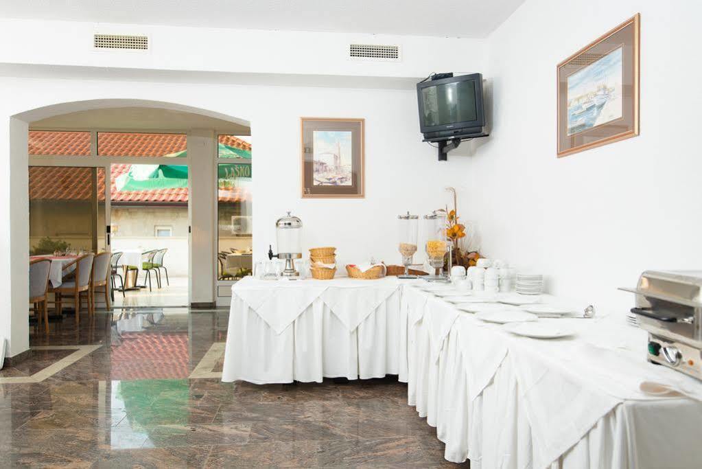Downtown Private Rooms Mandic Supetar Bagian luar foto
