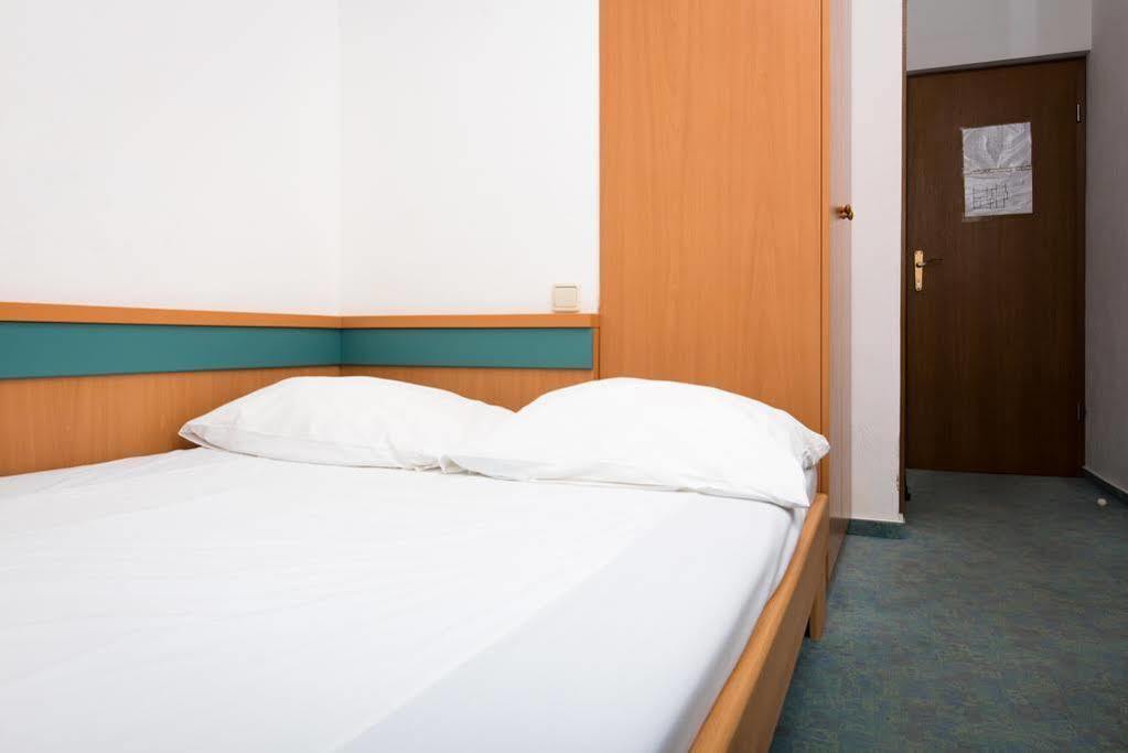 Downtown Private Rooms Mandic Supetar Bagian luar foto