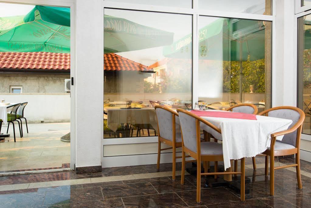 Downtown Private Rooms Mandic Supetar Bagian luar foto