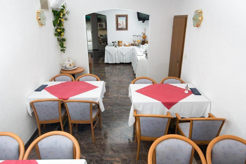Downtown Private Rooms Mandic Supetar Bagian luar foto