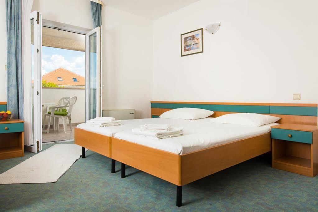 Downtown Private Rooms Mandic Supetar Bagian luar foto