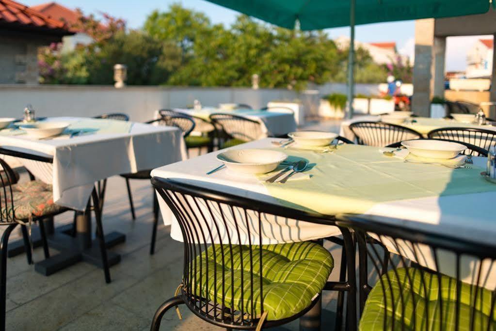 Downtown Private Rooms Mandic Supetar Bagian luar foto