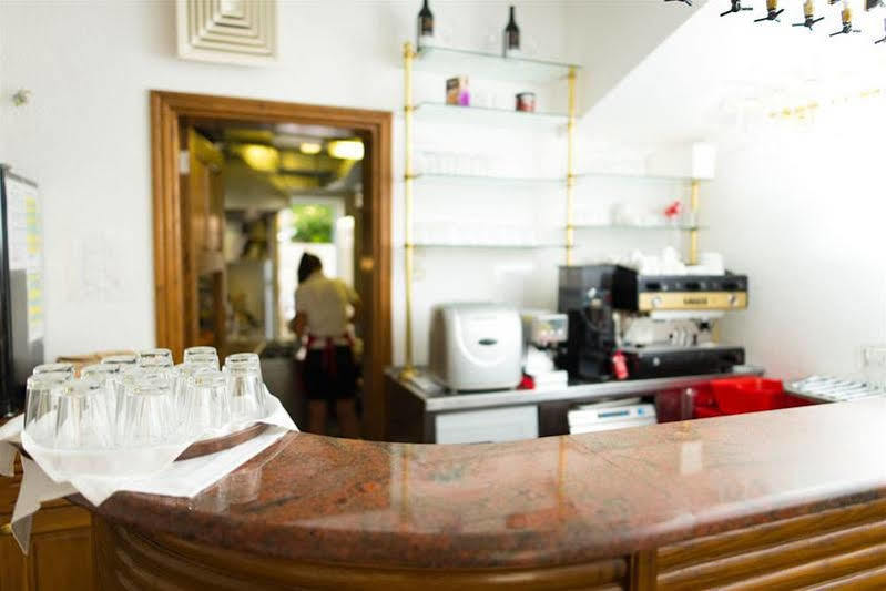 Downtown Private Rooms Mandic Supetar Bagian luar foto