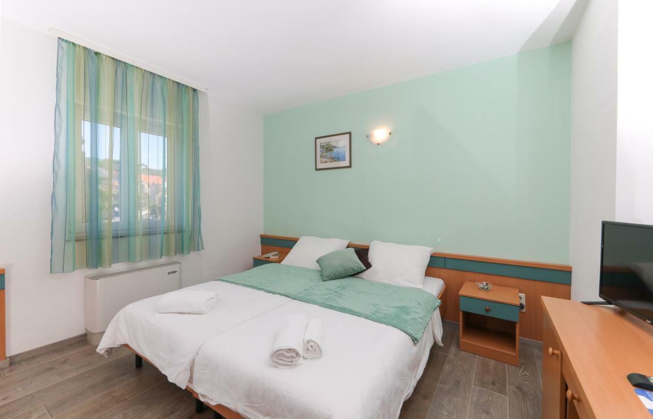 Downtown Private Rooms Mandic Supetar Bagian luar foto