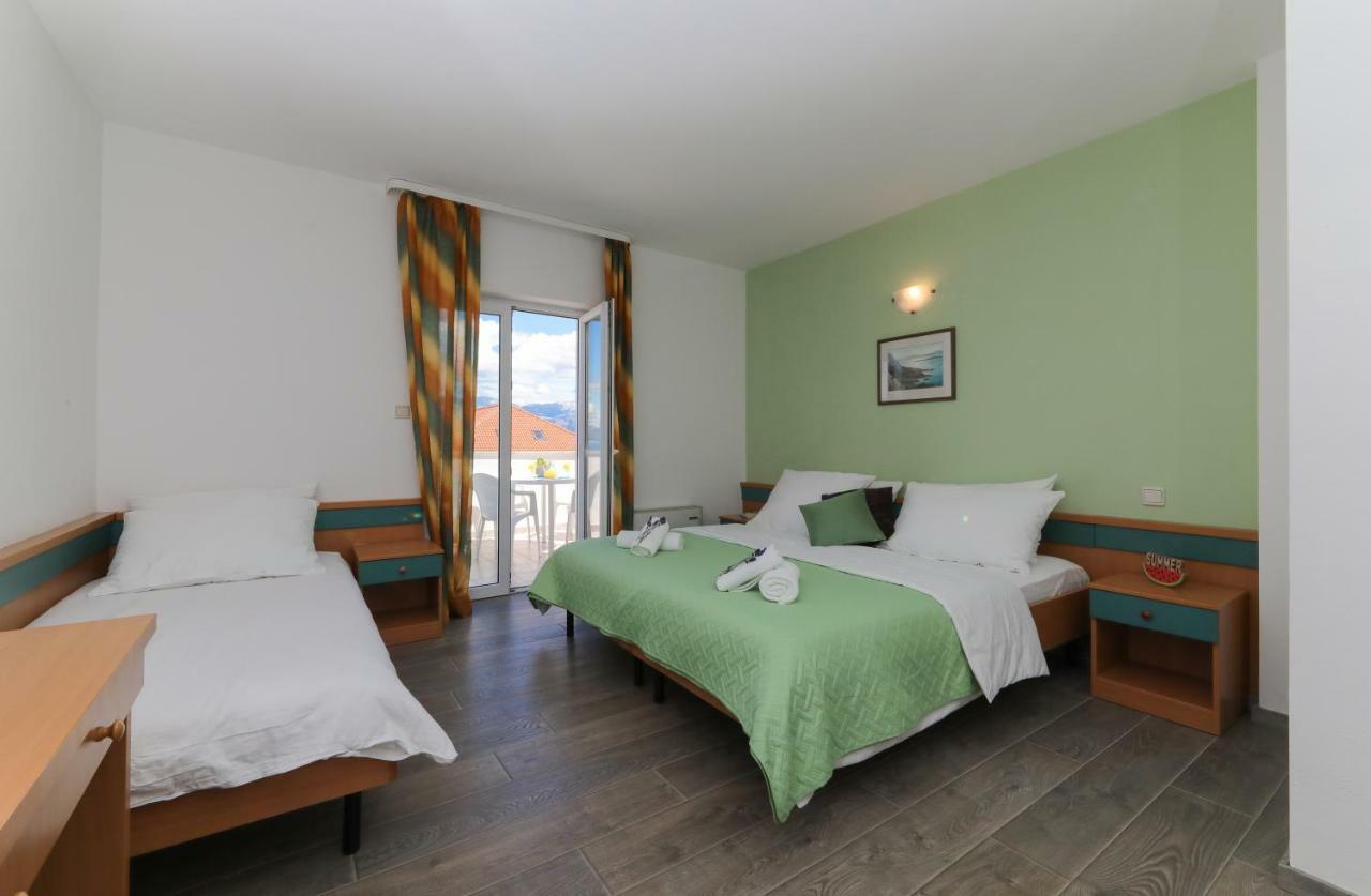 Downtown Private Rooms Mandic Supetar Bagian luar foto