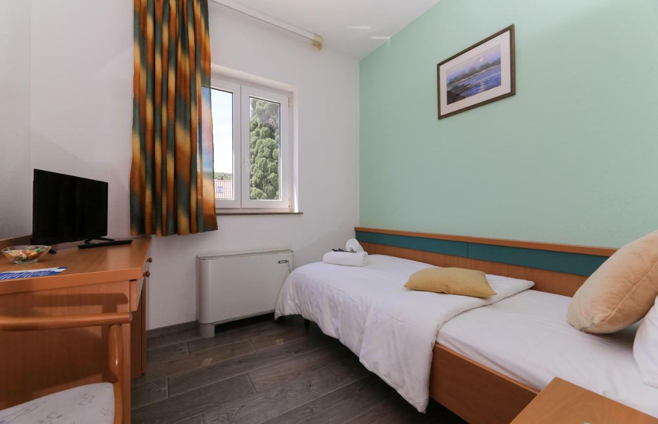 Downtown Private Rooms Mandic Supetar Bagian luar foto
