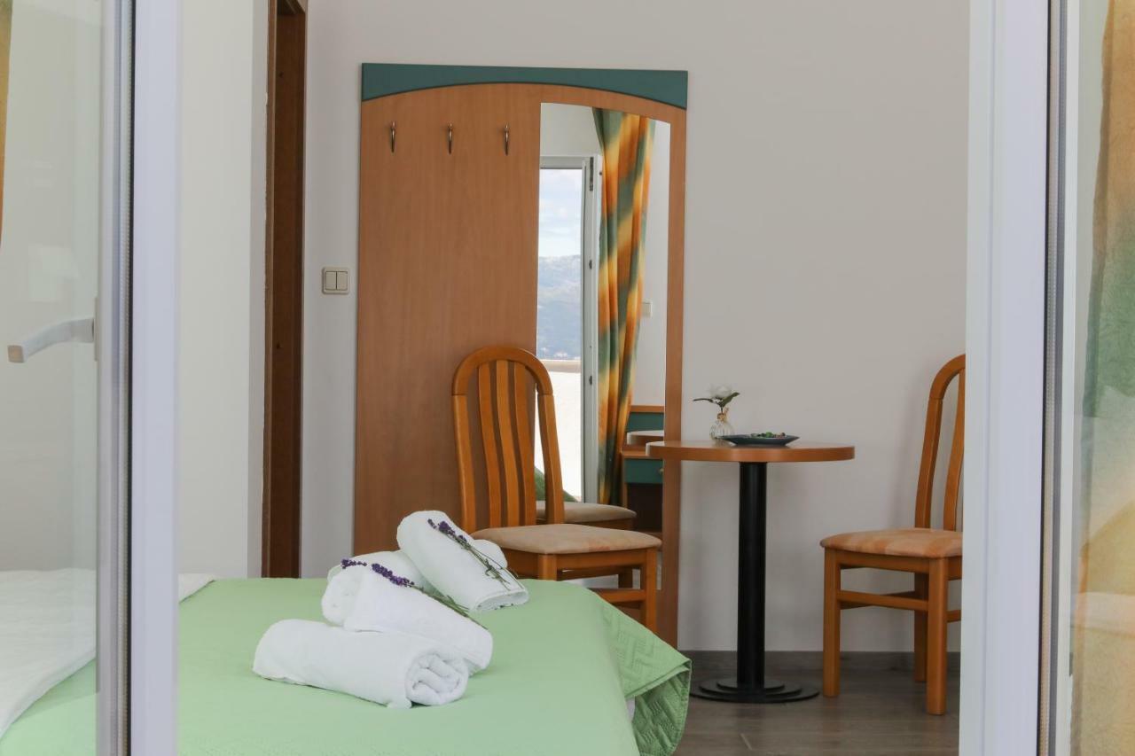 Downtown Private Rooms Mandic Supetar Bagian luar foto