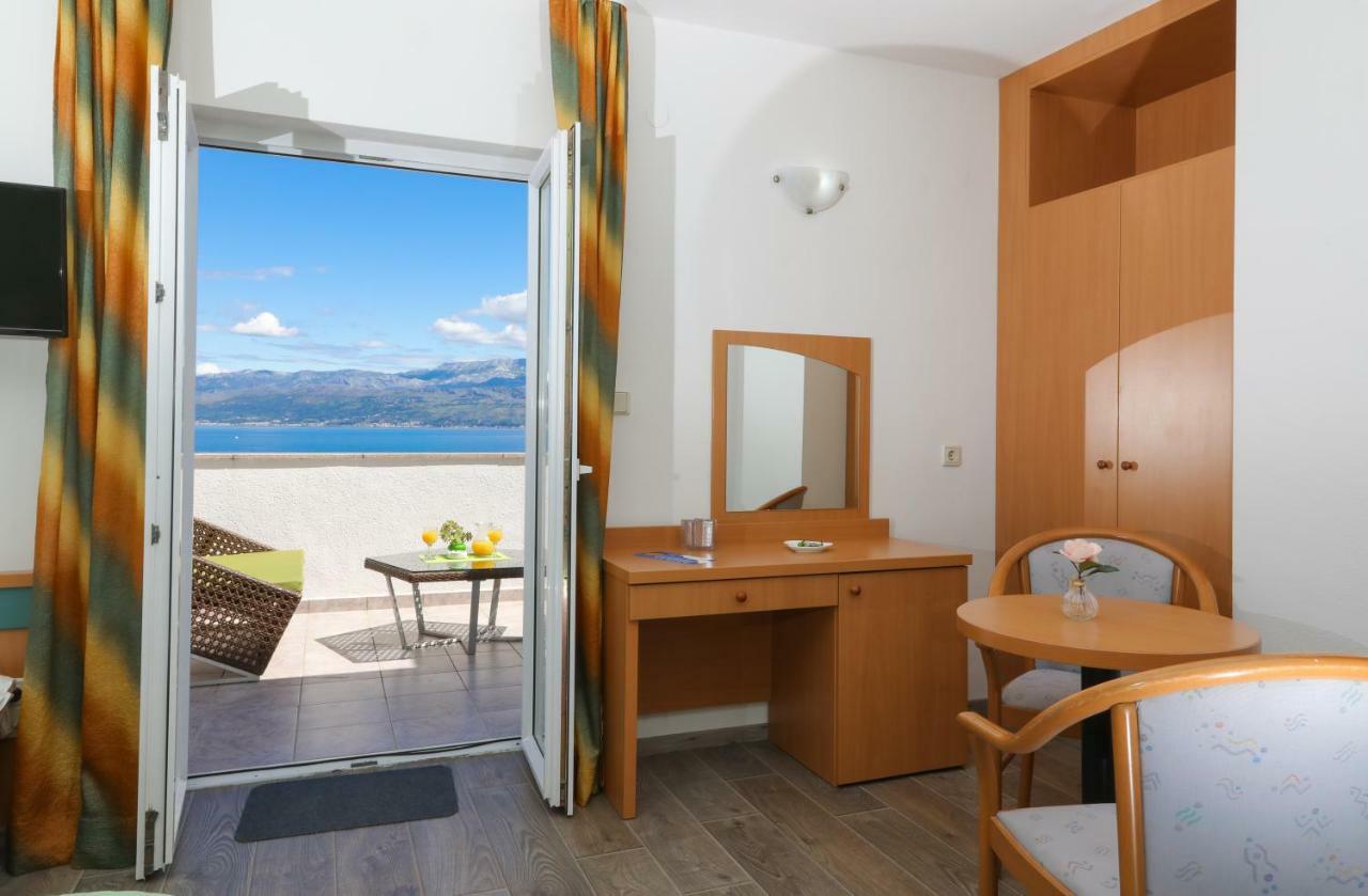 Downtown Private Rooms Mandic Supetar Bagian luar foto