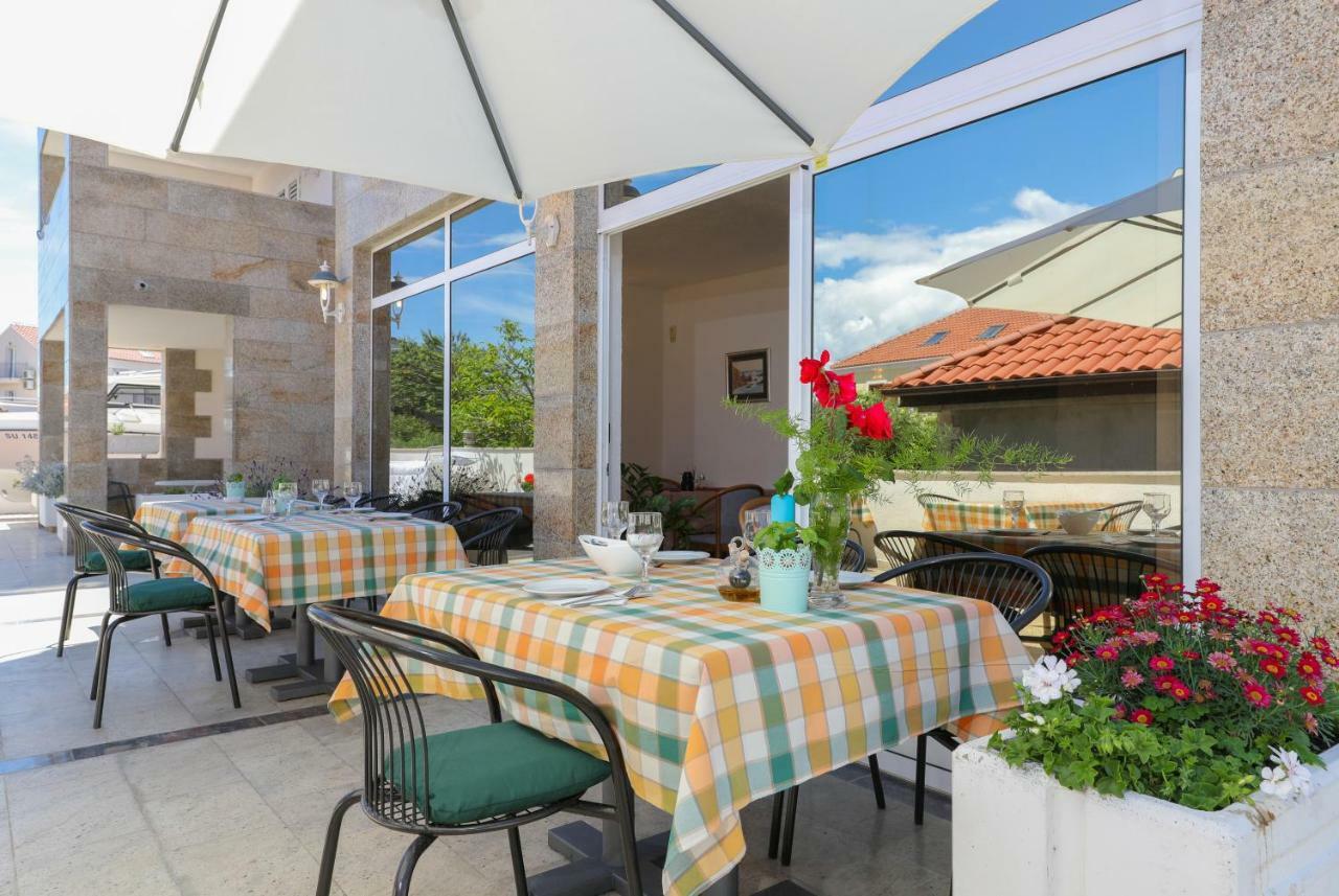 Downtown Private Rooms Mandic Supetar Bagian luar foto