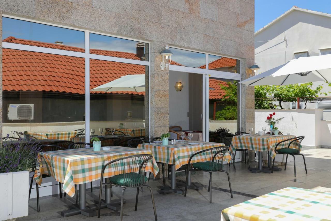 Downtown Private Rooms Mandic Supetar Bagian luar foto